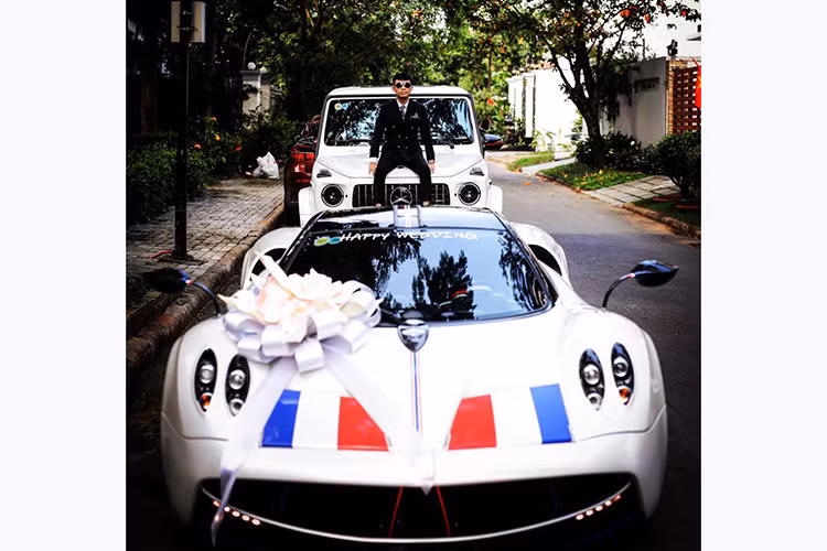 Mới đây, đại gia Minh Nhựa đã cho siêu xe Pagani Huayra thay áo từ cam sang màu trắng cùng các sọc màu xanh dương, trắng và đỏ tương tự như Quốc kỳ của nước Pháp. Đây cũng là bộ áo đặc trưng mà anh từng thay áo cho Lamborghini Aventador LP750-4 SV hay Lamborghini Urus.