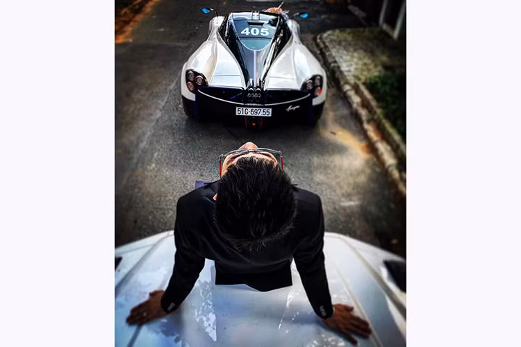 Ngoài ra, chiếc Pagani Huayra hơn 80 tỷ đồng của Minh Nhựa cũng được đính thêm trên nắp capô bó hoa cưới và dòng chữ Happy Wedding trên kính chắn gió của xe. Nhiều khả năng, dàn xe đắt đỏ của Minh Nhựa sẽ phục vụ cho đám cưới của cô con gái 9X vào cuối tuần sau.