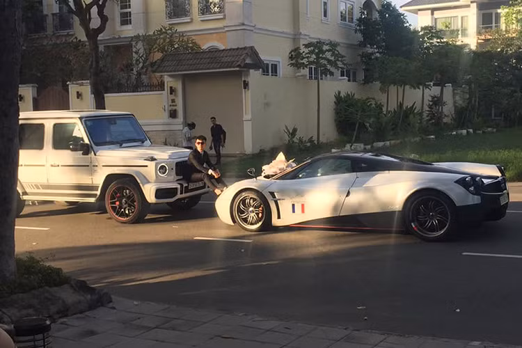 Một trong những chi tiết nổi bật nhất ở phần nội thất chính là hệ thống điều hòa được thiết kế mô phỏng động cơ máy bay, phía trước ghế lái là hệ thống nút điều khiển tương tự những nút bấm trên các chuyên cơ chiến đấu. Bên cạnh đó, cần gạt số của Huayra cũng vô cùng đặc biệt khi được bọc lớp kim loại sáng bóng. 