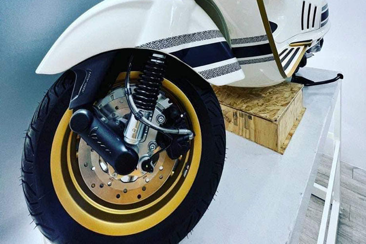 Với số tiền 3,5 tỷ đồng đủ để nhiều người nghĩ đến việc săn lùng xe ô tô biển ngũ quý hay đập hộp Mercedes-Benz GLC 300 hoặc Audi Q5 hay BMW 430i Convertible M Sport để đi cho sang, tất nhiên vẫn có thể che nắng che mưa thay vì mua xe tay ga như Vespa 946 Christian Dior.