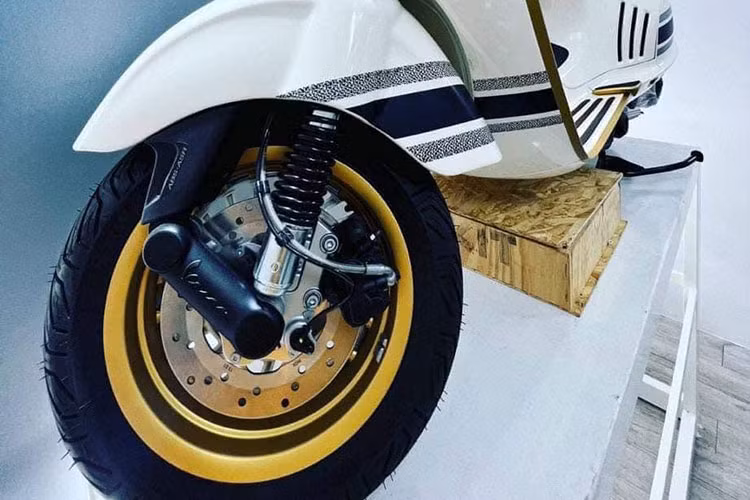 Với số tiền 3,5 tỷ đồng đủ để nhiều người nghĩ đến việc săn lùng xe ô tô biển ngũ quý hay đập hộp Mercedes-Benz GLC 300 hoặc Audi Q5 hay BMW 430i Convertible M Sport để đi cho sang, tất nhiên vẫn có thể che nắng che mưa thay vì mua xe tay ga như Vespa 946 Christian Dior.