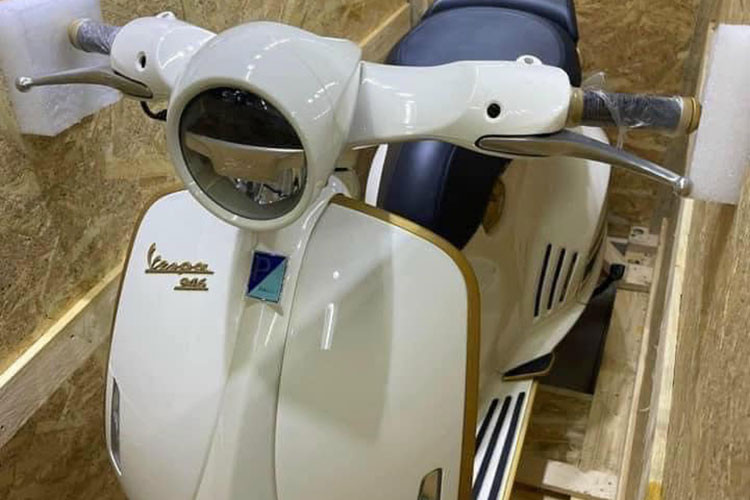 Nhiều người sẽ nghĩ ngay giá trị của chiếc biển ngũ quý 6 đã giúp xe tăng giá đột biến, nhưng làm thế nào một chiếc xe tay ga chưa đăng ký lại có biển số 59-XX-666.66 hay 1 video khác thể hiện XX-B8-666.66 là điều khó hiểu. Vì luật hiện tại chưa cho phép người đăng ký xe mua biển đẹp, hình thức bấm biển ngẫu nhiên vẫn đang được áp dụng.