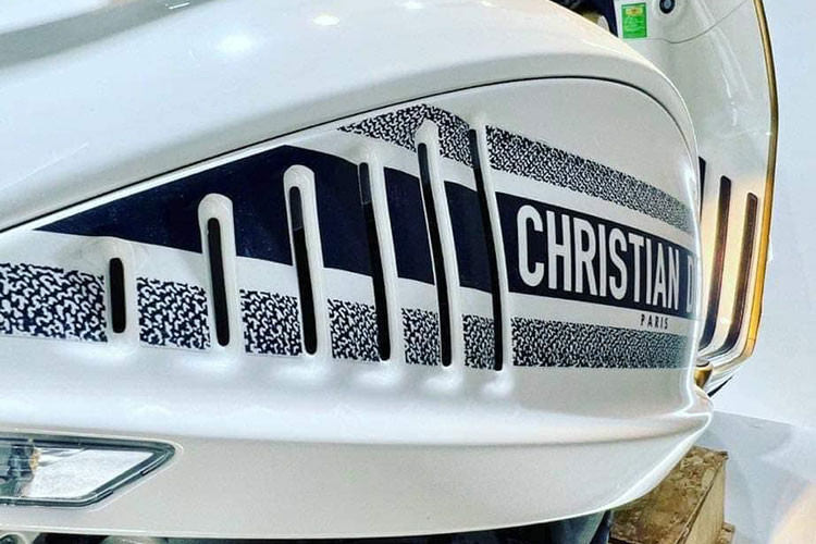 Hoặc nếu chiếc xe tay ga đắt tiền này sở hữu biển ngũ quý 6 là thật, lời giới thiệu xe chưa đổ xăng và câu bình ắc-quy có thể là giả. Dù vậy, việc rao bán chiếc xe tay ga Vespa 946 Christian Dior hơn 3 tỷ đồng đã gây sốc nhiều người dù xe có sở hữu biển số ngũ quý 6.