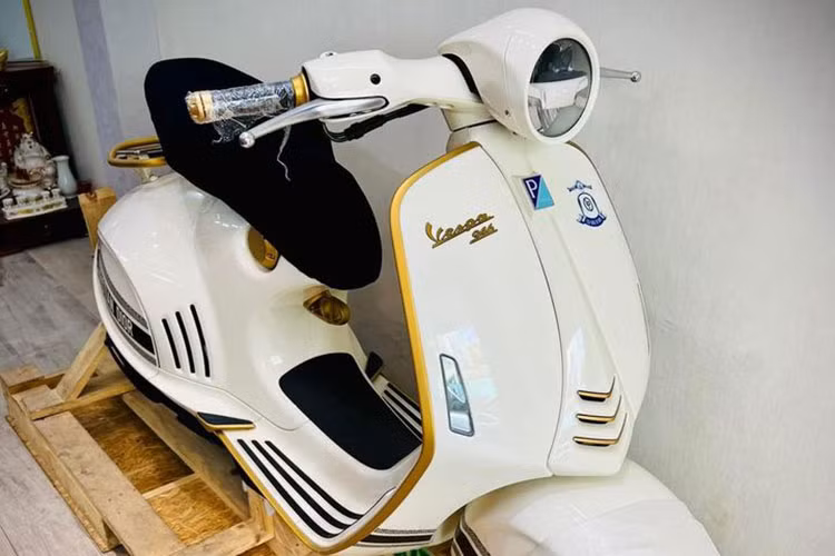Vào tháng 3 đầu năm nay, Piaggio Việt Nam đã chính thức bàn giao lô hàng xe tay ga bản giới hạn Vespa 946 Christian Dior cho các khách hàng đặt mua trước với giá bán được công bố gần 700 triệu đồng, ngay sau đó, những người có xe đầu tiên cũng như các dân buôn đã "hét giá" lên 1,1 tỷ đồng, 1,3 tỷ đồng và cao điểm có xe được rao bán 2 tỷ đồng.