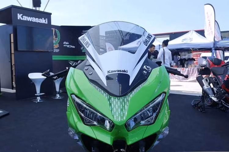 Vừa được hãng xe máy Kawasaki trưng bày tại một sự kiện ở Thái Lan, bản độ Ninja 400 này lấy cảm hứng từ mẫu xe đua MotoGP Kawasaki ZX-RR mùa giải 2006. Điều này được thể hiện khá rõ ở dàn áo với tem đấu có thiết kế tương tự chiếc xe đua thể thao từ hơn 10 năm trước.