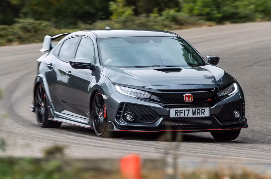 Sau hàng loạt kỷ lục tốc độ được Honda Civic Type R thiết lập tại đường đua Nürburgring, Đức, nó được đánh giá là mẫu xe dẫn động cầu trước nhanh nhất thế giới. xe sở hữu động cơ 2,0 lít tăng áp, công suất 306 mã lực, tốc độ tối đa 272 km/h. Với ngoại hình thiết kế thể thao, mạnh mẽ và thu hút, Honda Civic Type R được nhiều người yêu thích và tìm mua, xứng đáng dẫn đầu danh sách những chiếc hatchback tốt nhất 2018.