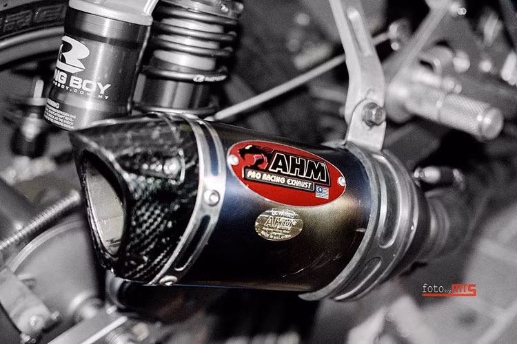 Chiếc xe mạnh mẽ và uy lực hơn khi được trang bị pô AHM full Titanium, với phần cổ pô cũng được nối phong cách titanium đậm chất đường phố.