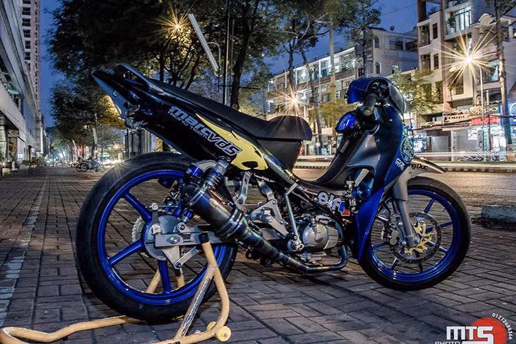 Chiếc xe được chủ nhân gạt bỏ hoàn toàn cụm chóa đèn, phần đầu xe đã được chế mủ bít lại tạo tổng thể cho dàn đầu khiến nó trông khá ngầu. Bên cạnh đó, cụm ghi đông cũng được hạ thấp xuống theo phong cách dragbike (đua quãng ngắn). 