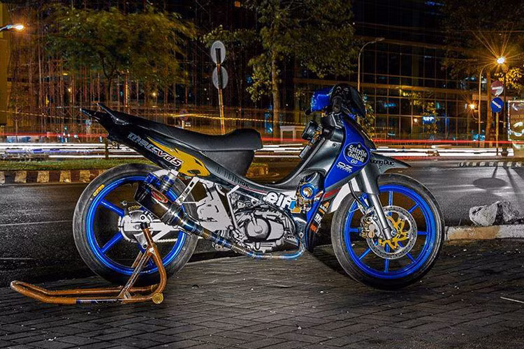 Chiếc Jupiter độ đã được lột xác hoàn toàn theo một phong cách xe đấu với "body kits" được tạo dáng lại kết hợp cùng màu sơn thể thao với các mảng tem đấu được thiết kế mang đậm chất xe đua.