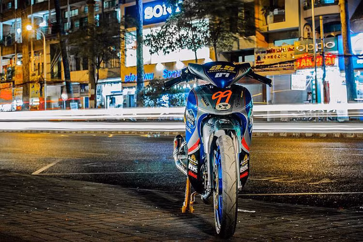 Mặc dù chỉ là một chiếc xe số phổ thông nhưng có thiết kế thể thao và phong cách. Phiên bản độ Yamaha Jupiter 110 này được "lên đời" cực chất khiến không ít người đam mê "xế độ" cũng phải trầm trồ khen ngợi.