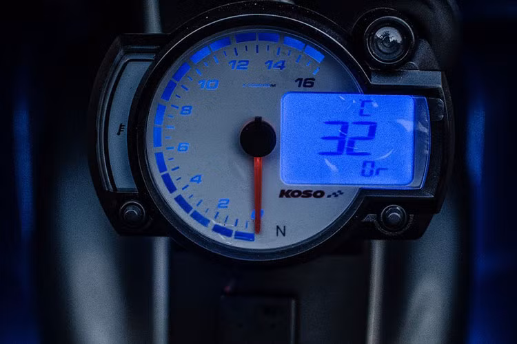 Ở phần đầu xe ngoài việc được trang bị hàng loạt đồ chơi nổi bật, cụm đồng hồ nguyên bản cũng được gạt bỏ - thay vào đó là đồng hồ "hàng hiệu" koso RX2N.