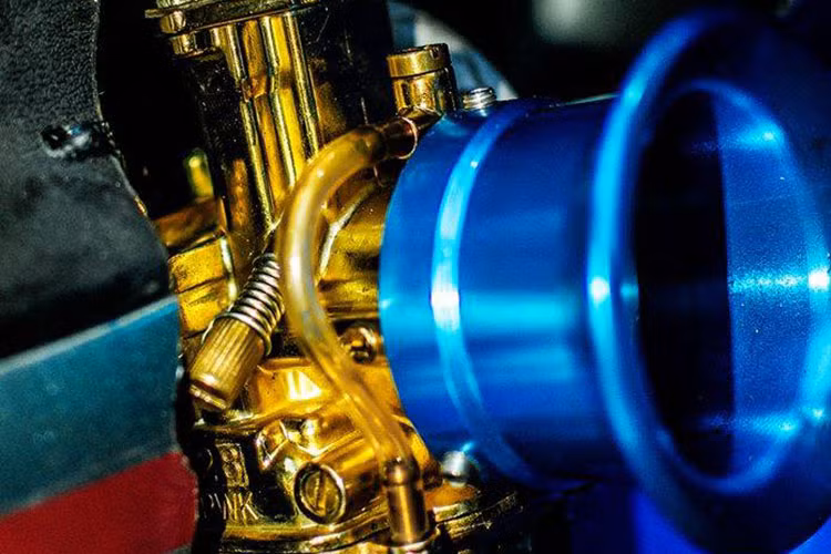 Nội công xe cũng được nâng cấp mạnh mẽ hơn khi loại bỏ bình xăng nguyên bản. Thay vào đó là bình "hàng hiệu" PWK 28 giúp cho máy thoát hơn, bốc và cực kỳ mạnh mẽ ngay ở những nước đầu và hậu.