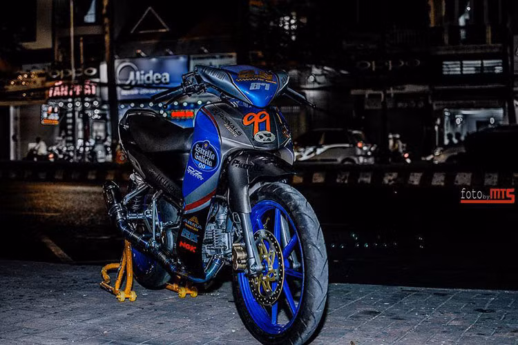 Dàn chân của chiếc Yamaha Jupiter độ này đã được làm lại khá độc đáo với mâm trước 8 cây và mâm sau 5 cây của thuơng hiệu Racingboy.