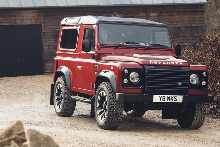 Sau phiên bản Works V8, Defender chính thức chào tạm biệt người hâm mộ. Hoặc có thể, vào thời điểm đặc biệt nào đó, hãng xe Anh Quốc lại có hứng tái sinh dòng xe địa hình này bằng một biến thể giới hạn khác.