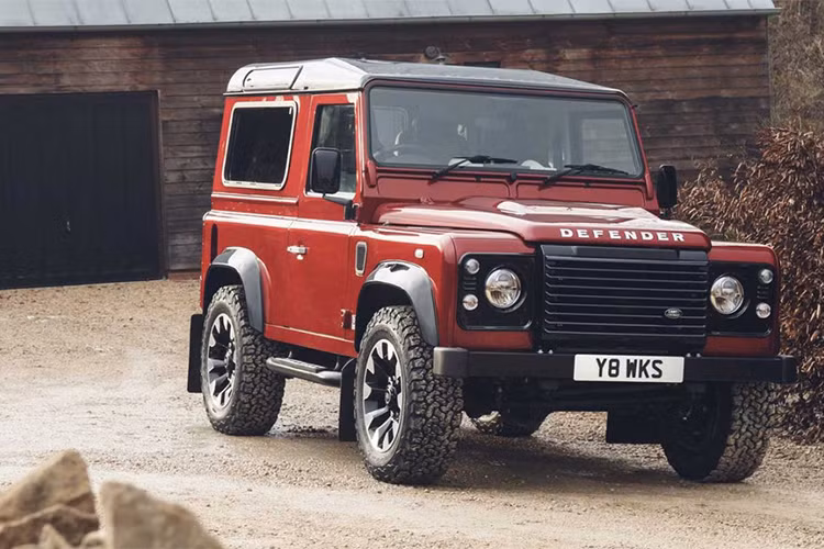 Sau phiên bản Works V8, Defender chính thức chào tạm biệt người hâm mộ. Hoặc có thể, vào thời điểm đặc biệt nào đó, hãng xe Anh Quốc lại có hứng tái sinh dòng xe địa hình này bằng một biến thể giới hạn khác.