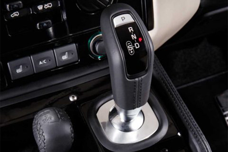 Xe sở hữu khối động cơ V8 5.0L cho công suất 400 mã lực và mô-men xoắn lên đến 515Nm. Hộp số tự động 8 cấp ZF với chế độ thể thao. Chính vì những thay đổi trên mà Land Rover Defender Works V8 có thể tăng tốc từ 0 lên 96km/h chỉ mất 5,6 giây và đạt tốc độ tối đa 171 km/h.