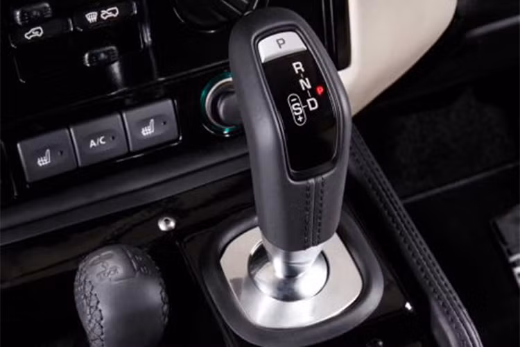 Xe sở hữu khối động cơ V8 5.0L cho công suất 400 mã lực và mô-men xoắn lên đến 515Nm. Hộp số tự động 8 cấp ZF với chế độ thể thao. Chính vì những thay đổi trên mà Land Rover Defender Works V8 có thể tăng tốc từ 0 lên 96km/h chỉ mất 5,6 giây và đạt tốc độ tối đa 171 km/h.