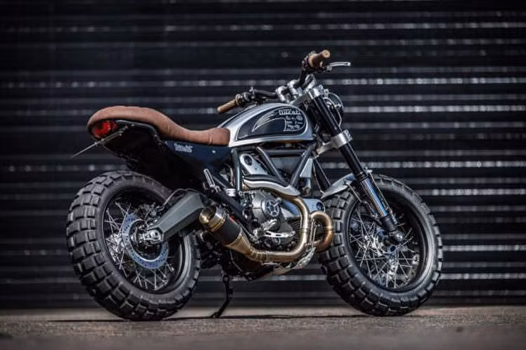Để ý tưởng tươi mới hơn, hãng độ này đã chọn một chiếc Ducati Scrambler 2015 để làm chiếc xe bánh to tiếp theo của mình. Theo D&amp;O “Chúng tôi luôn dõi theo tác phẩm của những người thợ độ khác và tôi thấy rằng đa số họ đều lựa chọn phong cách Cafe Racer cho Ducati. Sau khi ngắm nghía chiếc xe nguyên bản, chúng tôi quyết định giữ nguyên kiểu dáng scrambler của nó, chỉ thêm đôi chút thay đổi.”