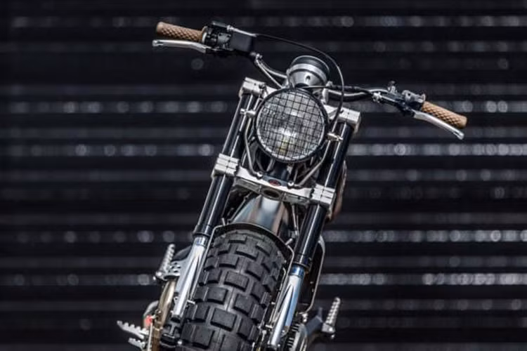 Một chút thay đổi ở đây chính là, xưởng độ D&amp;O đã trang bị cặp vành nan hoa 17 inch được thiết kế riêng với kích thước bánh trước to bự giống như lốp sau, kết hợp với đó là cặp lốp 180/55-17 TKC80s.