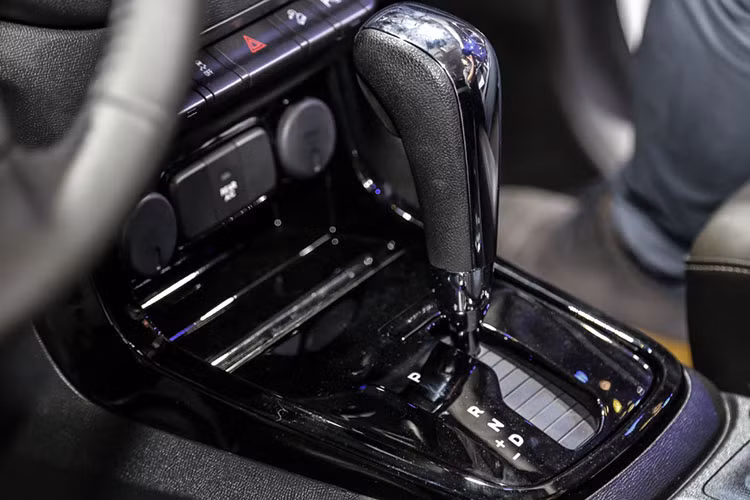 Xe được trang bị động cơ diesel tăng áp 4 xy lanh Duramax 2.8L, cải thiện mức tiêu hao nhiên liệu và giảm lượng khí thải. Nhờ có turbo tăng áp với công nghệ điều khiển cánh biến thiên (VGT), động cơ sản sinh công suất tối đa đến 147 kW (197 mã lực) và mô men xoắn cực đại 500 Nm. Phiên bản LT với động cơ turbo - diesel 2.5L đạt công suất tối đa 120kW (161 mã lực) và mô men xoắn cực đại 380Nm.