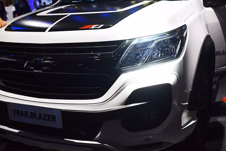 Về ngoại thất, Trailblazer sở hữu DNA của thiết kế Chevrolet, với những đường nét góc cạnh, toát lên vẻ khỏe khoắn dẻo dai một cách tinh tế, làm nổi bật lên khả năng chinh phục mọi địa hình. Đáng chú ý nhất trong khắc họa thiết kế ngoại thất phải kể đến lưới tản nhiệt hai tầng đặc trưng, cản trước và cụm đèn pha tích hợp đèn chiếu sang ban ngày LED.