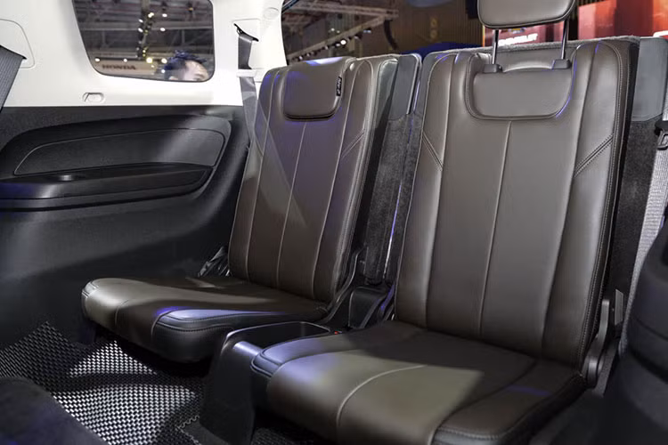 Toàn bộ 7 chỗ ngồi trên xe được bố trí theo phong cách ghế ngồi trong nhà hát, mang đến cho hành khách ngồi ở hàng thứ 2 và 3 tầm nhìn bao quát hơn, trong khi hệ thống điều hòa điều chỉnh riêng cho từng vị trí giúp hành khách tận hưởng cảm giác thư giãn, mát mẻ tối đa trong mùa hè nóng bức.