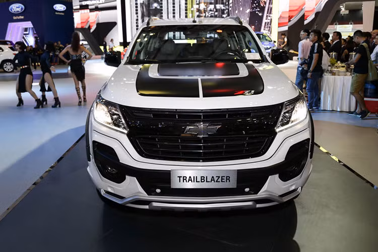 Ra mắt một thời gian ngắn sau khi chiếc bán tải Colorado cũng vừa có bản facelift, tương tự như Colorado, Chevrolet Trailblazer 2017 sở hữu ngoại hình hấp dẫn hơn, khỏe mạnh hơn nhiều so với phiên bản cũ. Toàn bộ phần đầu xe đã được Chevrolet thiết kế lại hoàn toàn với kiểu dáng "nam tính" và gần với những dòng xe khác của Chevrolet tại Mỹ.