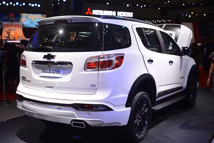 Phiên bản Trailblazer 2017 LTZ của chiếc xe sẽ được trang bị mâm xe kích cỡ 18 inch mới, trong khi các bản thấp hơn sẽ chỉ có mâm 16 inch. Ngoài ra thiết kế khoảng sáng gầm xe lên tới 221mm cũng góp phần làm tăng thêm dáng vẻ thể thao cho mẫu xe SUV phong cách Mỹ này.
