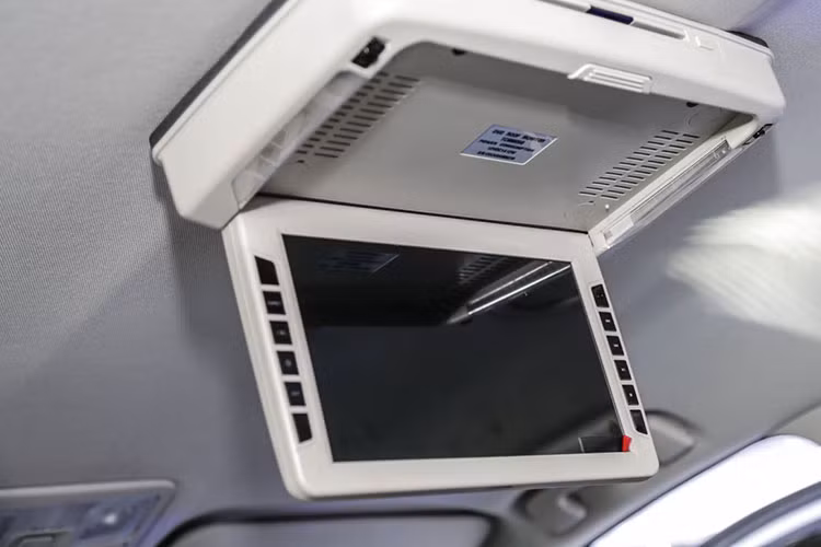 Trailblazer mới được trang bị một loạt các tính năng an toàn chủ động và thụ động bao gồm Hệ thống kiểm soát lực kéo (TCS), Hệ thống chống bó cứng phanh (ABS), Hệ thống phân bố lực phanh điện tử (EBD), Hệ thống cân bằng điện tử (ESC), Hệ thống hỗ trợ xuống dốc (HDC), Hệ thống hỗ trợ lên dốc (HSA). Bên cạnh đó xe còn có túi khí phía trước dành cho người lái và hành khách ngồi trên xe.