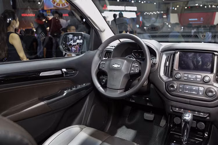 Ở bên trong, toàn bộ bảng táp-lô của Trailblazer cũng đã được Chevrolet thiết kế lại với hình dáng khỏe khoắn hơn và tăng tính công thái học đối với người lái. Ngoài ra, hãng còn cho biết rằng vật liệu được sử dụng trong nội thất cũng có bề mặt mềm mại hơn. Một lần nữa, thiết kế nội thất của xe đã được "bê nguyên" từ Colorado, với điểm khác biệt là Trailblazer có tới 7 chỗ ngồi thay vì 5 chỗ.