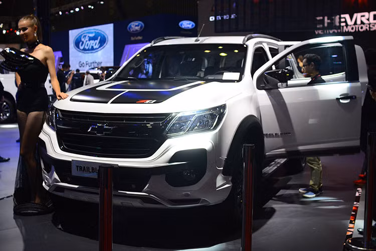 Về tổng thể, chiếc SUV Chevrolet Trailblazer 2017 góp mặt tại triển lãm ôtô VMS 2017 lần này mang trên mình ngôn ngữ thiết kế ngoại thất cơ bắp đặc trưng của dòng xe Mỹ,thừa hưởng hệ thống khung sàn và một số đường nét thiết kế giống với mẫu bán tải Colorado, Trailblazer trông mạnh mẽ và khỏe khoắn với những đường nét góc cạnh.