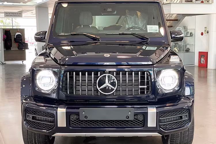 Với mức giá giảm sâu, Mercedes-AMG G63 chính hãng trở thành lựa chọn đáng cân nhắc hơn so với xe đã qua sử dụng. Đây là cơ hội hấp dẫn cho những tín đồ của dòng SUV hạng sang này, đặc biệt khi xe mới mang đến sự an tâm về bảo hành và chất lượng. 
