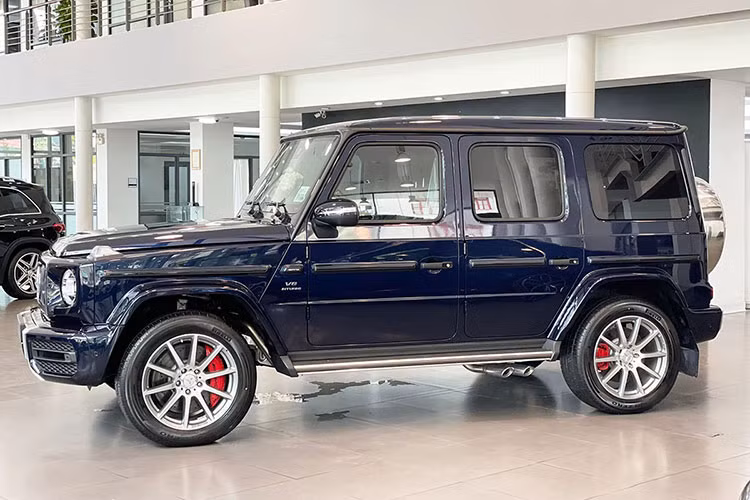 Trong nhiều năm qua, mẫu xe SUV Mercedes-AMG G63 hạng sang luôn được giới chơi xe săn lùng nhờ khả năng giữ giá tốt. Trước đây, những chiếc xe đã qua sử dụng thường có giá cao hơn hoặc tương đương với xe mới do nguồn cung hạn chế.
