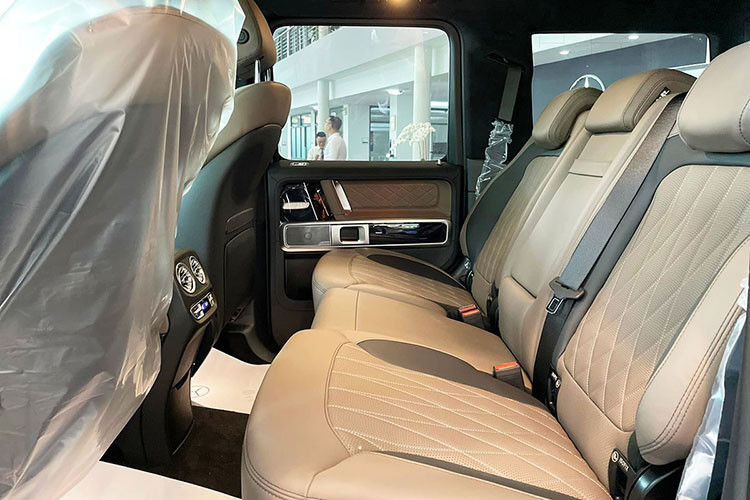 Một cải tiến mới được đánh giá cao trên Mercedes G63 AMG là khoảng để chân hàng ghế sau nay được gia tăng thêm 152 mm so với phiên bản G63 trước đây. Đổi lại khoang hành lý có dung tích giảm đi đôi chút, nhưng dù sao nó vẫn rất rộng rãi nhờ thiết kế bánh dự phòng treo bên ngoài cửa sau.