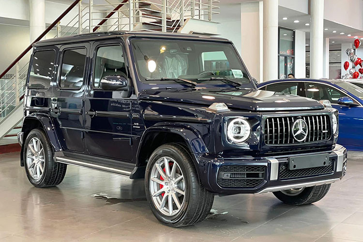 Mới đây, Biker Vin Trần chia sẻ rằng anh dự định mua một chiếc Mercedes-AMG G63 đã qua sử dụng với giá hơn 10 tỷ đồng. Tuy nhiên, trong lúc tham khảo giá, anh bất ngờ được người quen tiết lộ rằng phiên bản Mercedes-AMG G63 chính hãng giảm giá chỉ còn 9,835 tỷ đồng, giảm mạnh 1,5 tỷ đồng so với giá niêm yết.