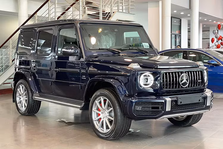 Mới đây, Biker Vin Trần chia sẻ rằng anh dự định mua một chiếc Mercedes-AMG G63 đã qua sử dụng với giá hơn 10 tỷ đồng. Tuy nhiên, trong lúc tham khảo giá, anh bất ngờ được người quen tiết lộ rằng phiên bản Mercedes-AMG G63 chính hãng giảm giá chỉ còn 9,835 tỷ đồng, giảm mạnh 1,5 tỷ đồng so với giá niêm yết.