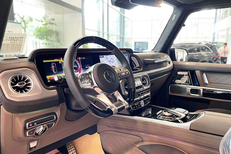 Màn hình đôi 12,3 inch là chi tiết thay đổi dễ nhận thấy nhất, hai màn hình này có nhiệm vụ hiển thị thông số kỹ thuật cũng như hệ thống thông tin giải trí Comand Online.