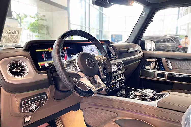 Màn hình đôi 12,3 inch là chi tiết thay đổi dễ nhận thấy nhất, hai màn hình này có nhiệm vụ hiển thị thông số kỹ thuật cũng như hệ thống thông tin giải trí Comand Online.