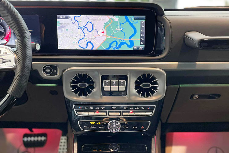 Hệ thống đèn pha LED High Performance sẽ là trang bị tiêu chuẩn, ngoài ra khách hàng có thể tùy chọn nâng cấp thành đèn pha Multi-beam LED hiện đại. Bên trong nội thất thực sự là một bước tiến vượt bậc của Mercedes G63 AMG, chất liệu da cao cấp được sử dụng nhiều hơn cũng như nhiều công nghệ hiện đại được tích hợp giúp người lái thoải mái tận tưởng chuyến đi kể cả khi on-road hay off-road.