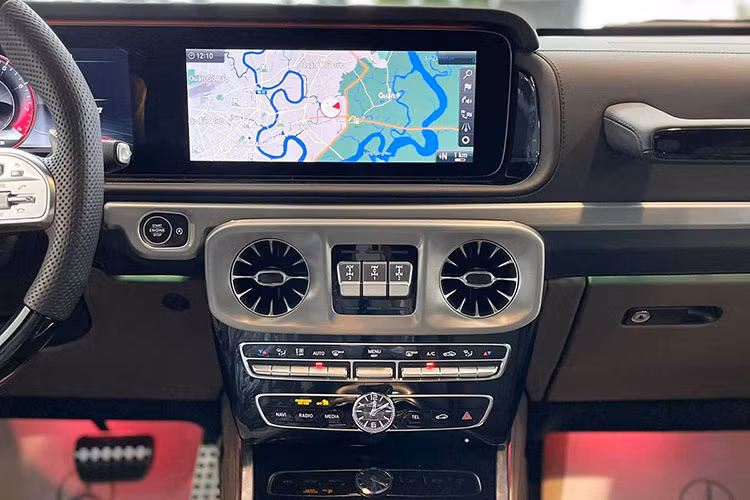 Hệ thống đèn pha LED High Performance sẽ là trang bị tiêu chuẩn, ngoài ra khách hàng có thể tùy chọn nâng cấp thành đèn pha Multi-beam LED hiện đại. Bên trong nội thất thực sự là một bước tiến vượt bậc của Mercedes G63 AMG, chất liệu da cao cấp được sử dụng nhiều hơn cũng như nhiều công nghệ hiện đại được tích hợp giúp người lái thoải mái tận tưởng chuyến đi kể cả khi on-road hay off-road.