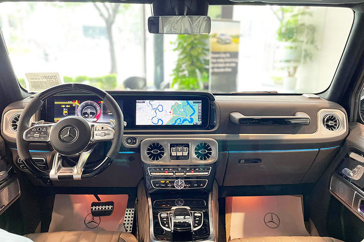 Mercedes-AMG G63 thế hệ mới được tái thiết kế với cản trước và các hốc hút gió rộng hơn, lưới tản nhiệt chữ nhật đặc trưng của dòng G-Glass với các nan được tạo hình lưới vuông, cụm đèn pha LED với bóng LED đặt giữa đèn định vị cũng đã được tích hợp vào bên trong cụm đèn pha không còn đặt rời như ở đời cũ, đèn xi nhan được bố trí bên trên capô.