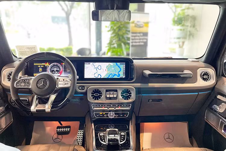 Mercedes-AMG G63 thế hệ mới được tái thiết kế với cản trước và các hốc hút gió rộng hơn, lưới tản nhiệt chữ nhật đặc trưng của dòng G-Glass với các nan được tạo hình lưới vuông, cụm đèn pha LED với bóng LED đặt giữa đèn định vị cũng đã được tích hợp vào bên trong cụm đèn pha không còn đặt rời như ở đời cũ, đèn xi nhan được bố trí bên trên capô.