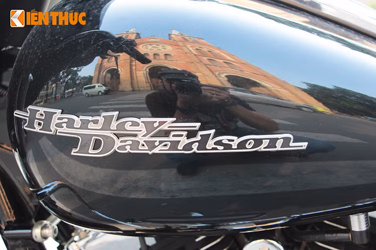 Harley-Davidson Street Glide sở hữu trong lượng khoảng 356kg, đi kèm với nó là bình xăng dung tích 22,7 lít. Xe có thể hoạt động khoảng hơn 300km mới phải nạp thêm nhiên liệu.