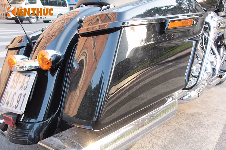 Đuôi xe được thiết kế với cụm đèn hậu tích hợp trên xi nhan tách rời. Đi kèm với đó là một ăng ten kéo dài tích hợp thu, phát sóng.