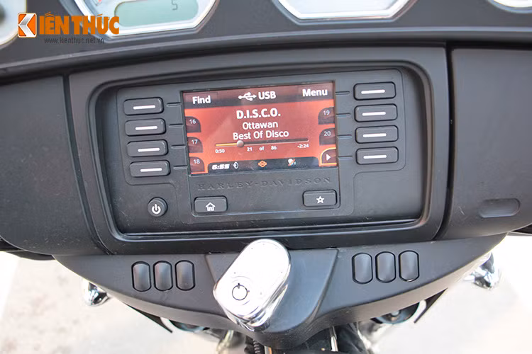 Hệ thống âm thanh Boom 4.3 độc quyền công suất 25 watt với 2 loa vệ tinh 5.25 inch và có thể được nâng cấp thành loa 6.5 inch. Một màn hình cảm ứng 4.3 inch tích hợp GPS có thể kết nối với các thiết bị như ĐTDĐ, máy nghe nhạc, usb...