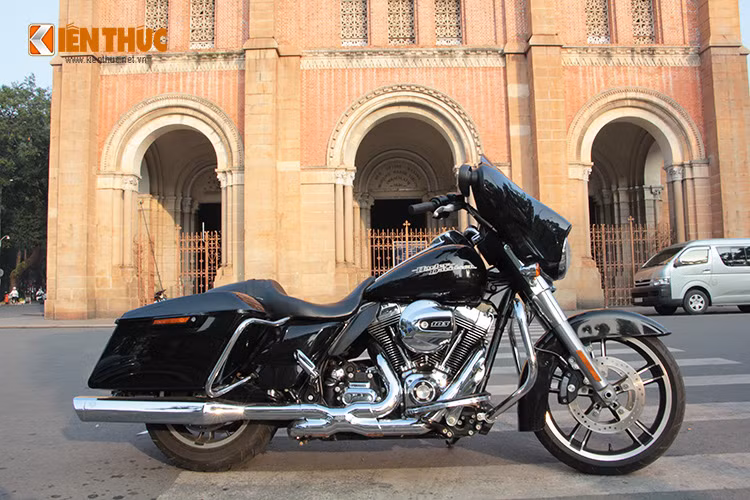 Tại thị trường Việt Nam, Harley-Davidson Street Glide 2014 được phân phối chính hãng và có giá bán khoảng 1,1 tỷ đồng.