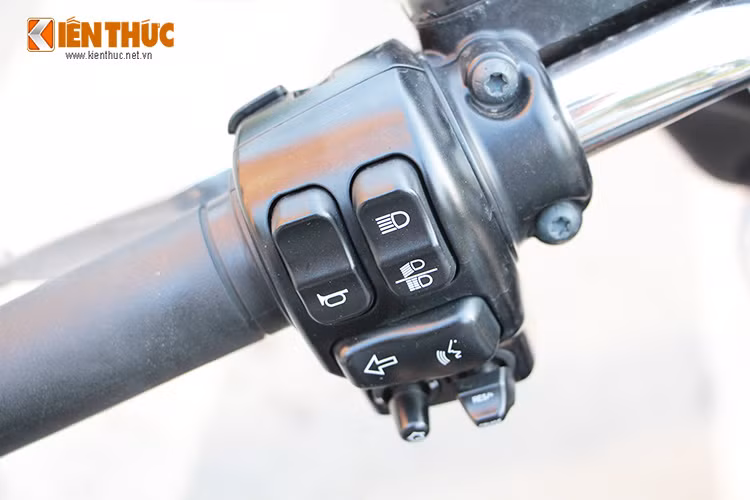 Trên tay nắm bên trái là các nút điều khiển như; chỉnh nhac, xi nhan, đèn, còi, hệ thống điều chỉnh định vị trên xe...