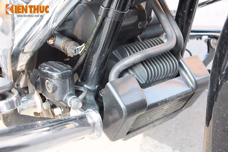 Harley-Davidson Street Glide phiên bản mới này có khá nhiều điểm tương đồng với thế hệ trước đó và được trang bị động cơ tương tự người anh em Road Glide, nó cùng sở hữu hệ thống tản nhiệt dầu động cơ.