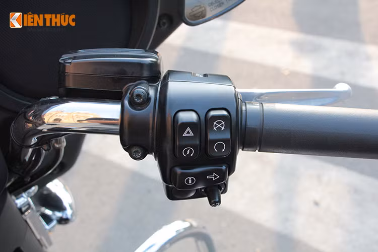 Tay nắm bên phải, ngoài hệ thống khoá điện tử tương tự như ôtô còn được bố trí các phím bấm như; khởi động, đèn báo ưu tiên, xi nhan...