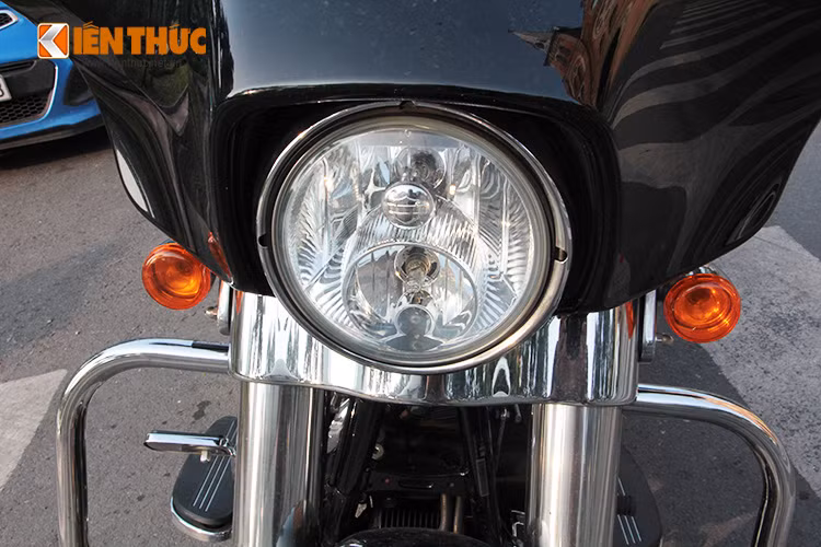 Street Glide có chiều dài 2.400 mm, chiều dài cơ sở 1.613 mm, chiều cao gầm 120 mm và có trọng lượng tịnh 340 kg. Đầu xe được thiết kế với ốp lớn rộng, đi kèm đèn xe cỡ lớn cùng kính chắn gió cho hành trình dài.